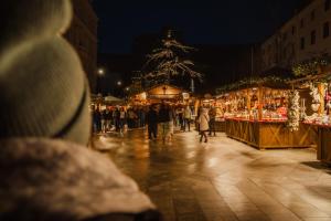Un gruppo di persone che camminano in un mercato natalizio di Hotel Bad Fallenbach a San Leonardo in Passiria
