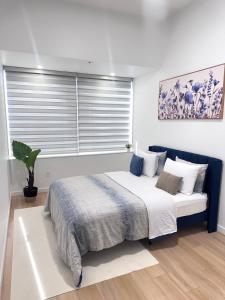 una camera da letto con un letto grande con una finestra di Cozy 1-Bedroom with Natural lights a Edmonton