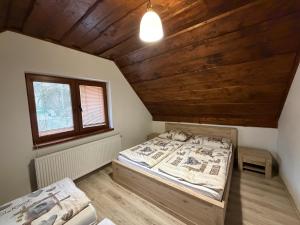 En eller flere senge i et værelse på Chata pod lipou Bobrovník