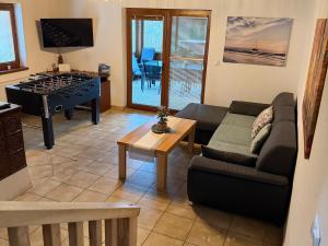 Et tv og/eller underholdning på Chata pod lipou Bobrovník