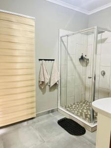 Et badeværelse på The Perazim Place