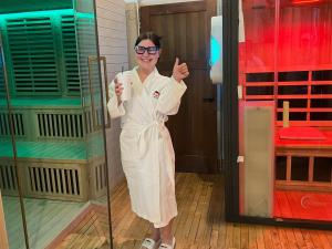 een vrouw in een kamerjas bij Buffalo Ridge Resort and Spa in Gary