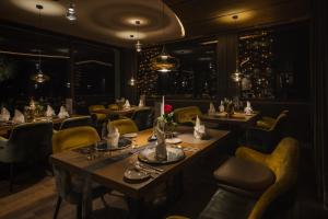 un ristorante con tavoli e sedie e luci gialle di Hotel Bad Fallenbach a San Leonardo in Passiria