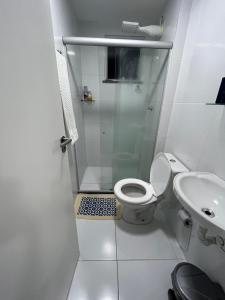 ein Badezimmer mit Dusche, Toilette und Waschbecken in der Unterkunft Barra prime 1539 in Barra dos Coqueiros + 3 Fotos