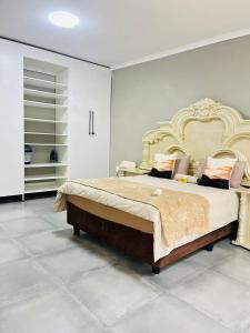 En eller flere senge i et værelse på The Perazim Place + 18 billeder