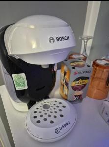 een mixer die op een aanrecht staat naast wat eten bij AFI Discret Jacuzzi in Boekarest