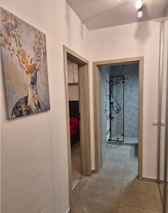 een schilderij van een hert aan een muur bij AFI Discret Jacuzzi in Boekarest