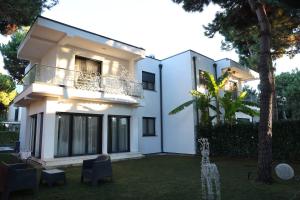 Tòa nhà nơi biệt thự tọa lạc