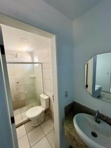 ein Badezimmer mit Toilette und Waschbecken in der Unterkunft Hotel Ellegance in Salvador