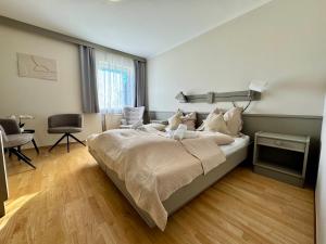 een slaapkamer met een bed, een bureau en een stoel bij Gasthaus Paus in Götzendorf an der Leitha