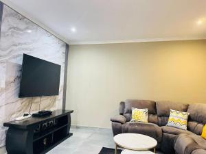 Et tv og/eller underholdning på The Perazim Place