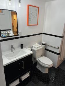 Et badeværelse på Brooklyn - Bed-Stuy - Spacious Private 2BR Apartment