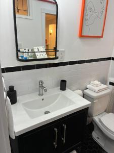 Et badeværelse på Brooklyn - Bed-Stuy - Spacious Private 2BR Apartment