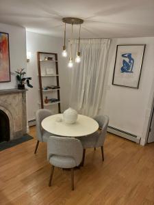 Et opholdsområde på Brooklyn - Bed-Stuy - Spacious Private 2BR Apartment