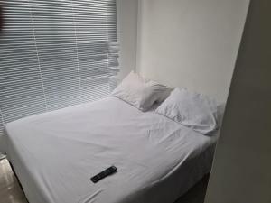 een afstandsbediening bovenop een bed bij Apartamento Faunaventura cerca Parque del Café con piscina in Montenegro