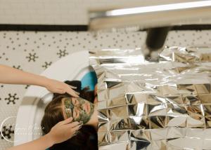 Een vrouw laat haar haar doen in een salon. bij Buffalo Ridge Resort and Spa in Gary +10 foto's