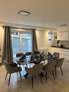 a dining room with a table and chairs and a kitchen at Ferienwohnung Relax - mit Whirlpool & Sauna in Medebach