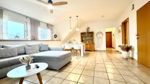 ein Wohnzimmer mit Sofa und Tisch in der Unterkunft Ferienwohnung Meinerzhagen in Meinerzhagen