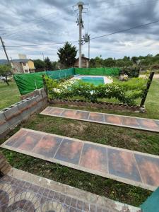 une arrière-cour avec un jardin et une piscine dans l'établissement Cabaña La Zarzamora, à La Estancia