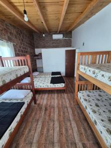 une chambre avec trois lits superposés dans l'établissement Cabaña La Zarzamora, à La Estancia