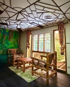 una stanza con soffitto a cassettoni con panche e tavoli di Paradise Camp 