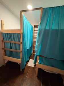 una stanza con due letti a castello e uno specchio di Pura Vida Hostel e Pousada - Boipeba a Ilha de Boipeba