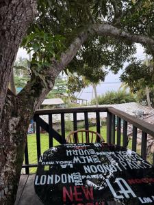 una panchina seduta accanto a un albero accanto a un albero di Paradise Camp 