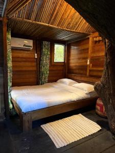 una camera con due letti in una baita di legno di Paradise Camp  Altre 6 foto