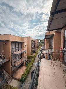 d'un balcon avec des tables et des chaises. dans l'établissement Apartamento comodo en la tebaida, à La Tebaida