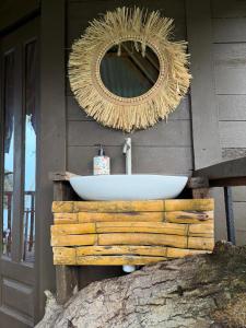 bagno con lavandino e specchio a parete di Paradise Camp 