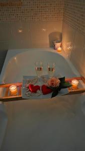 een dienblad met twee glazen wijn en kaarsen in een badkuip bij Casa Adelaide - A stone's throw from Rome in Gavignano +26 foto's