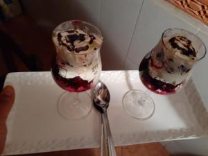 Twee glazen ijs en een lepel op een tafel. bij La maison de palmeraie in Tamnougalt