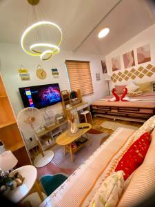 un salon avec un canapé et une télévision dans l'établissement Olango Island - S&E-1 Tiny Guest House Fully Furnished with Hot Shower, Washer, Wi-Fi, Netflix & King-size Bed, à Lapu Lapu City