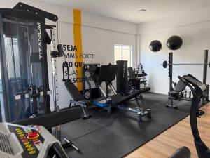 ein Fitnessstudio mit Laufbändern und Geräten in einem Raum in der Unterkunft Apartamento 403 no Calhau in São Luís