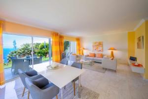 Khu vực ghế ngồi tại Jardin de la Paz