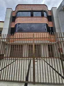 een gebouw met een hek ervoor bij Departamento 302 SKYHOME in Cuenca