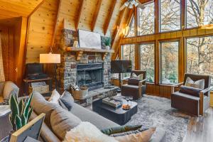 ein Wohnzimmer mit Sofa und Kamin in der Unterkunft Lakefront Innsbrook Chalet Hot Tub and Fire Pit! in Wright City