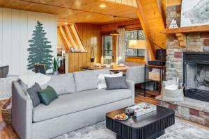 ein Wohnzimmer mit Sofa und Kamin in der Unterkunft Lakefront Innsbrook Chalet Hot Tub and Fire Pit! in Wright City