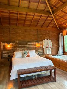 En eller flere senge i et værelse på Recanto João de barro + 40 billeder