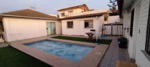 een klein zwembad in de achtertuin van een huis bij Hostal Escondido in La Serena