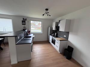 a kitchen with white appliances and a counter top at Ferienhaus am Seeburgersee 100 Meter zum Wasser in Niederdorla