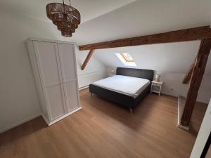 a bedroom with a large bed in a attic at Ferienhaus am Seeburgersee 100 Meter zum Wasser in Niederdorla
