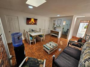 een woonkamer met een tafel en een eetkamer bij MatSofy_Apartamento in Santiago