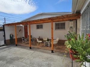 een afgeschermde veranda van een huis met een tafel en stoelen bij MatSofy_Apartamento in Santiago