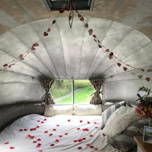 Postel nebo postele na pokoji v ubytování Marilyn - Vintage Airstream