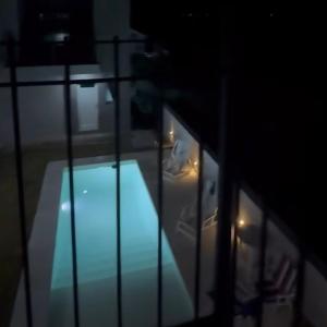 een uitzicht op een zwembad in een kamer 's nachts bij cabañas RIALTO in Villa Amancay