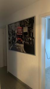 een foto van een rode dubbeldekkerbus aan een muur bij Sunshine FeWo in Rust