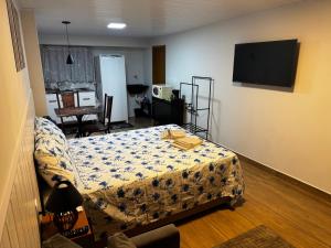 Camera con letto e TV a schermo piatto. di Vivaê Studio a Vila Velha