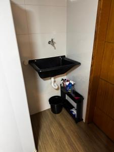 bagno con lavandino nero in camera di Vivaê Studio a Vila Velha Altre 8 foto