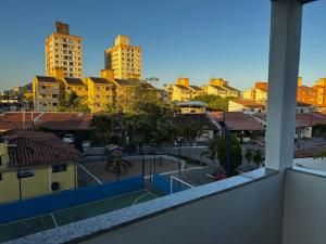una vista da un balcone di una città con edifici alti di Vivaê Studio a Vila Velha